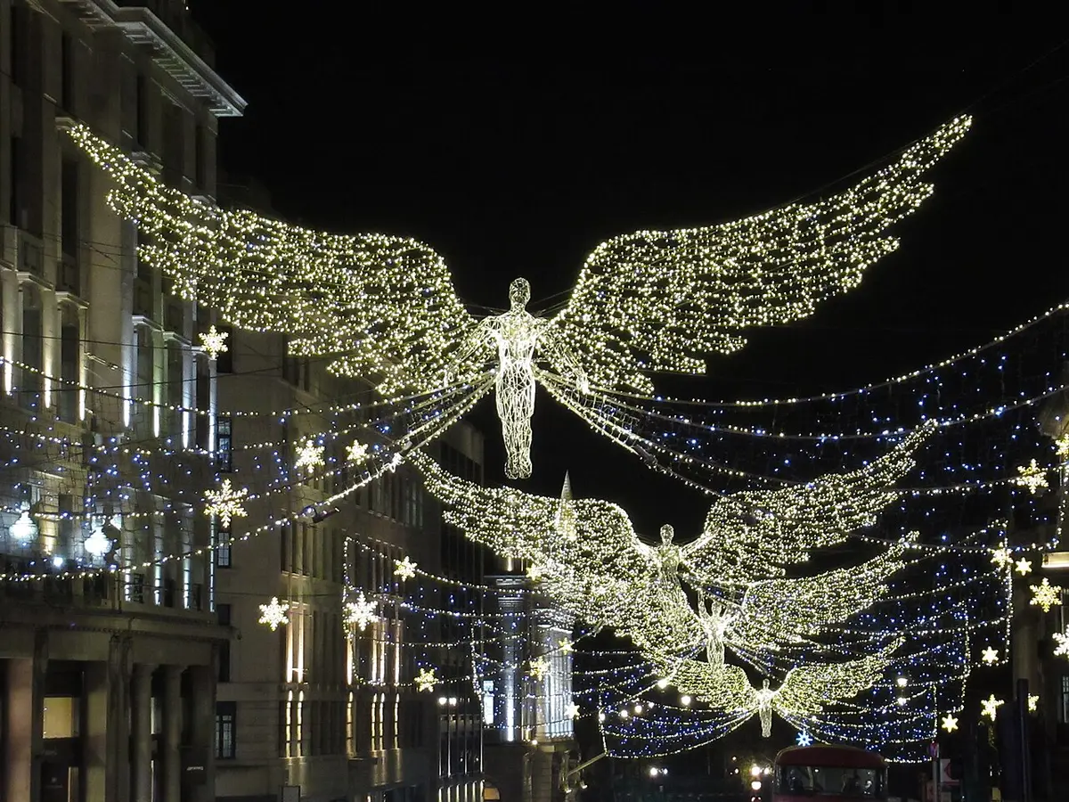 Londra Regent Street üzerinde 2020 Noel ışıkları