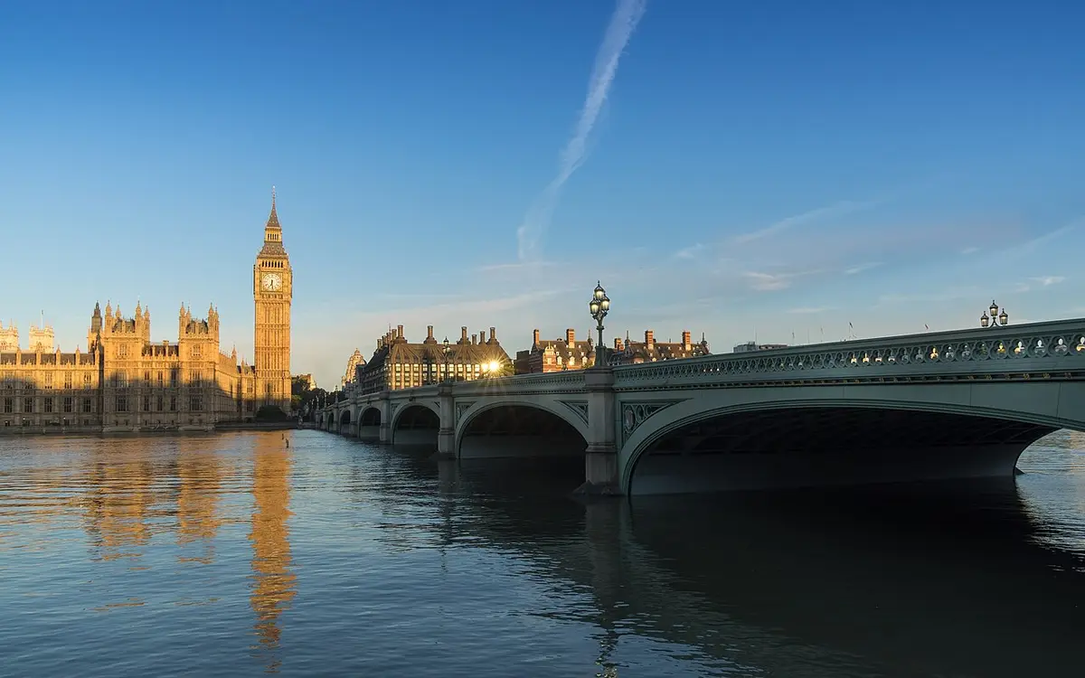 Gün doğumunda Londra Westminster Köprüsü ve Big Ben